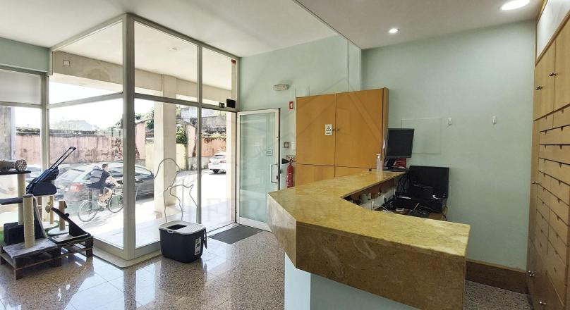 Estabelecimento comercial com lugar de garagem - Antas